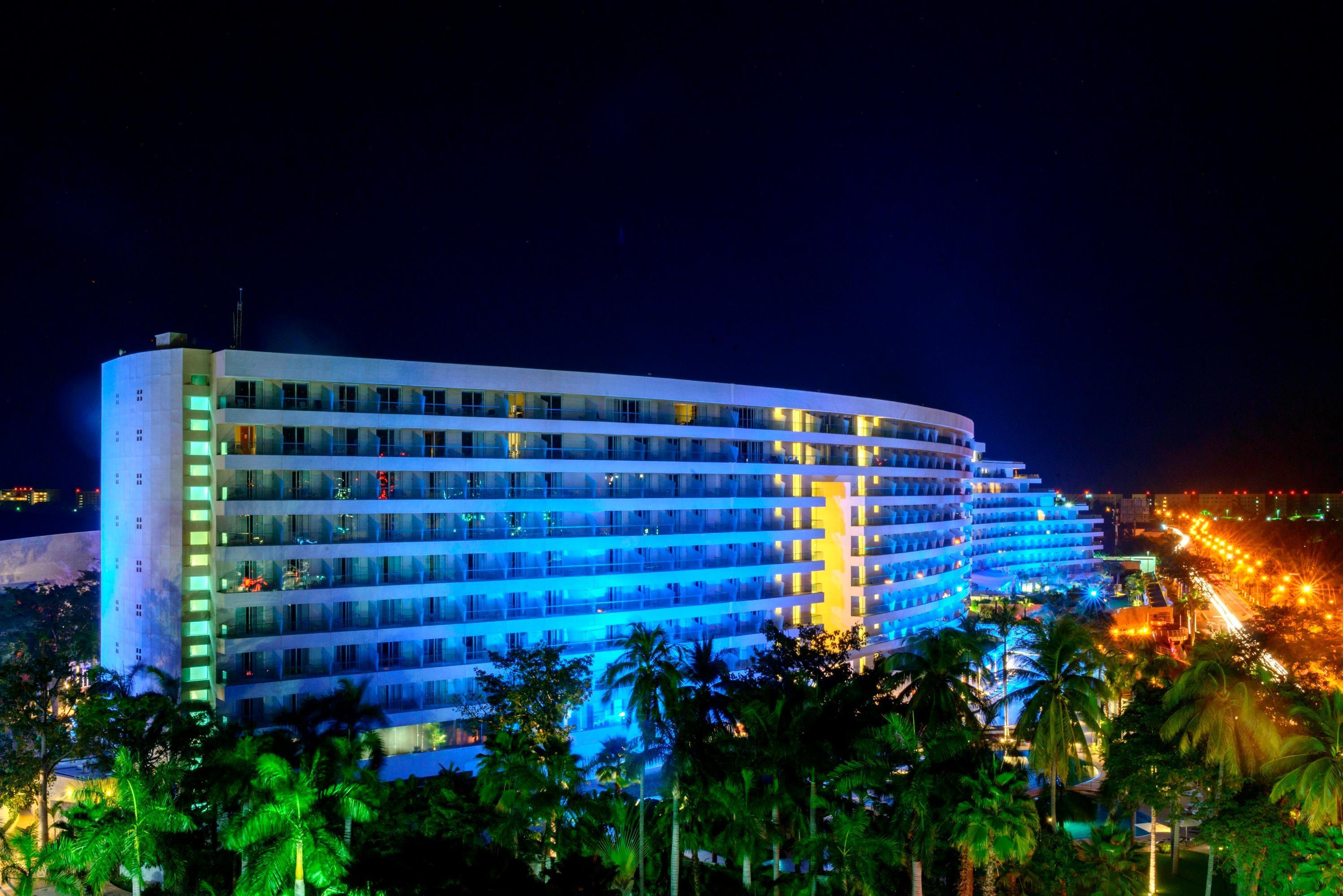 Palacio Mundo Imperial Riviera Diamante Acapulco Extérieur photo The hotel at night